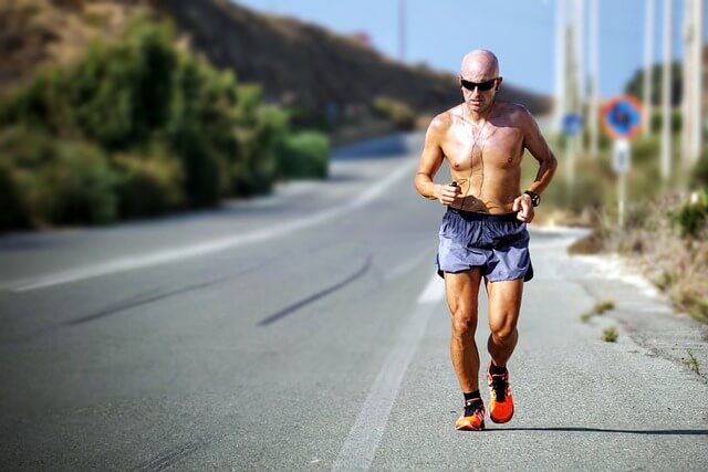 non riesco a dimagrire: Un uomo che fa jogging